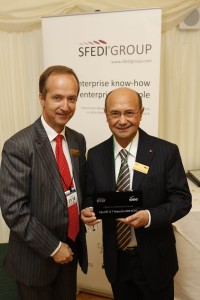 Toni Mascolo OBE receiving his award from Malcolm Trotter, chair of the SFEDI advisory council and CEO of the International Association of Bookkeepers.